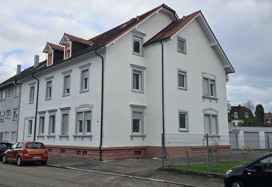 Erstbezug nach Sanierung mit Balkon und Einbauküche: Geschmackvolle 2-Zimmer-Hochparterre-Wohnung