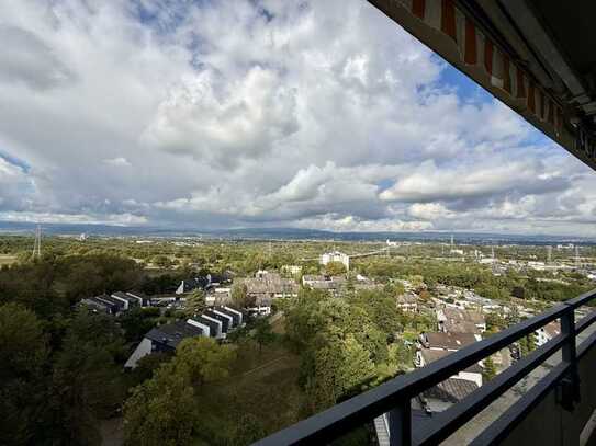 4 Zi.-Wohnung mit sensationellem Panoramablick bis in den Taunus. Frisch renoviert!