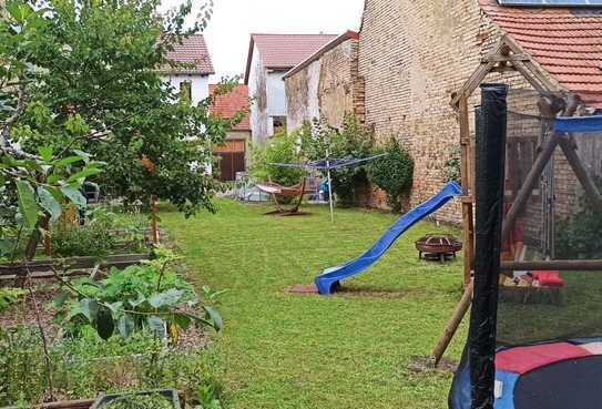 Baugrundstück in zweiter Reihe mit zusätzlichem Wohnhaus