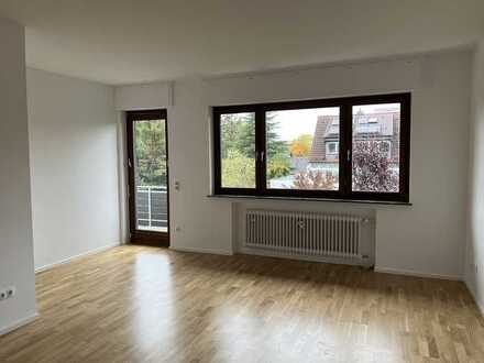 Stilvolle Wohnung mit drei Zimmern sowie Balkon und Einbauküche in Frankfurt am Main