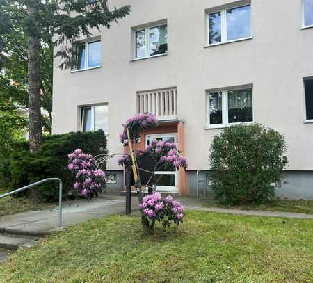 Junge Familie gesucht! Kleine 3 Raumwohnung mit Balkon!