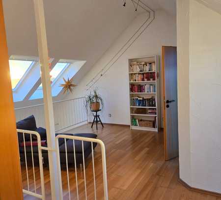 Lichtdurchflutete Maisonette-Wohnung mit Balkon