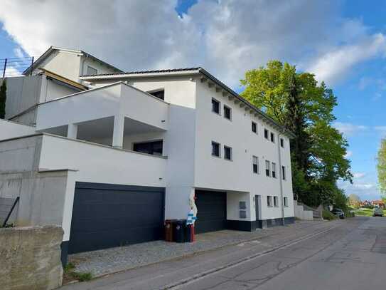 Neuwertige Wohnung mit großem Balkon: stilvolle 4-Zimmer-Wohnung in einem ZFH in Ilmmünster