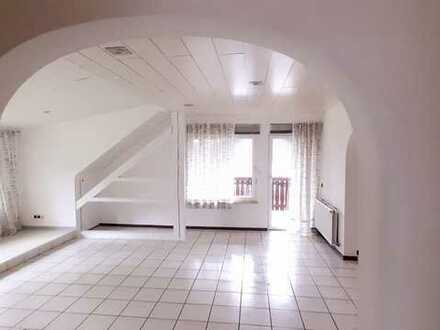 Helle ruhige DG-Wohnung mit 2 Zimmer sowie Freisitz und Einbauküche in Mudersbach