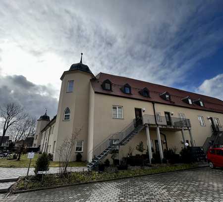 Wohnen im Meringer Schloss: 2-Zimmer-Wohnung mit Balkon und Einbauküche. Stellplatz verfügbar