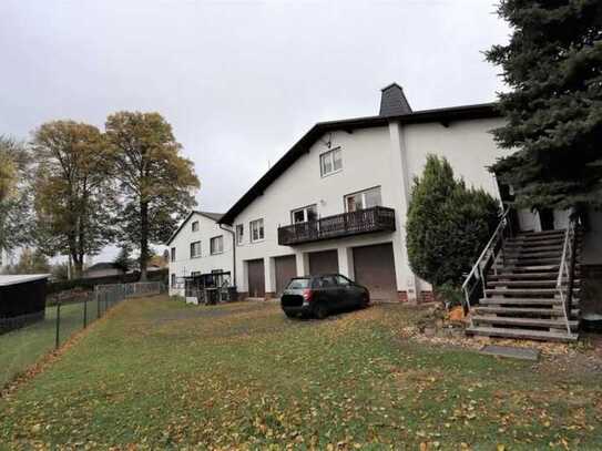 PAKET - zwei Einfamilienhäuser mit Balkon, 4 Garagen auf großem Grundstück in Falkenstein