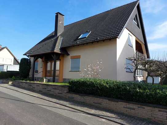 Geräumiges Wohnhaus mit Blick zur Burg