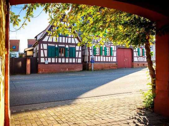PERLE SUCHT POLIER: Fachwerkhaus und Bauplatz