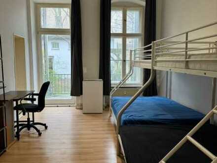 Bed in a cosy triple bedroom, in well-linked Moabit