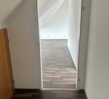 1-Zimmer DG Wohnung mit Einbauküche in der Nähe zur Stadt!