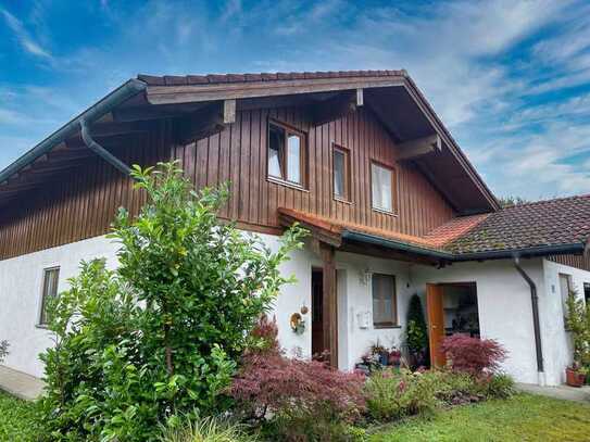 Wohnhaus in Fridolfing an ruhiger sonniger Anliegerstraße - Gartenhaus, Wintergarten, Garage