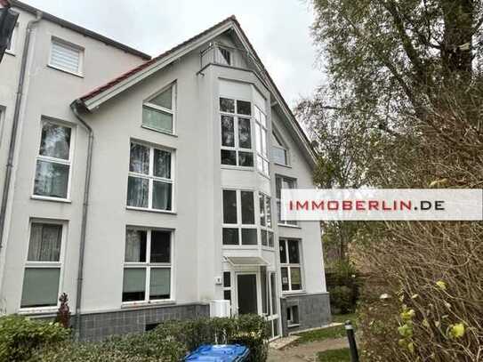 IMMOBERLIN.DE - Adrette Dachgeschosswohnung mit 3 Balkons + 2 Pkw-Stellplätzen in grüner Ruhiglage