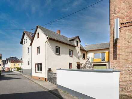 Familienfreundliches Einfamilienhaus mit Innenhof, Garten und Garage in Kesselheim