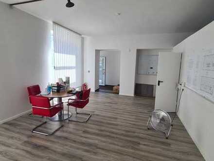 Schönes Ladenlokal / Büro im Erdgeschoss in zentraler Lage