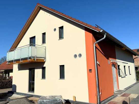 Moderner Dachgeschosstraum - Lichtdurchflutete 3-Zimmer-Wohnung mit hochwertiger Einbauküche; Balkon