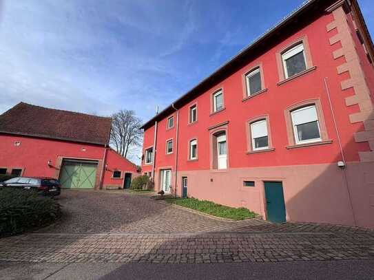 UMFANGREICH RESTAURIERTES EHEM. BAUERNHAUS MIT SEP. SCHEUNE UND WEITERER BEBAUUNGSMÖGLICHKEIT!