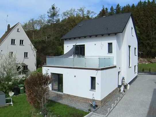 Neuwertiges, energieeffizientes Einfamilienhaus mit PV-Anlage, Sauna und großem Balkon zu verkaufen.