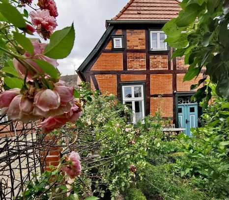 Fachwerkhaus mit Traum-Rosengarten - saniert - individuell