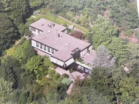 Luxuriöse Villa in Park-und Waldgrundstück mit privater Zufahrtsstraße gelegen