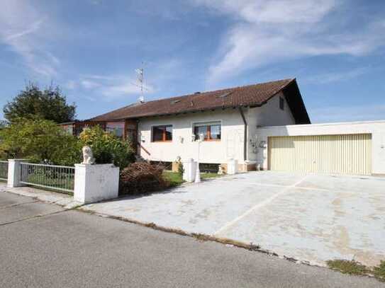 Bungalow mit Doppelgarage und 1050 m² Garten