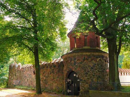 Einzigartiges Grundstück mit eigener Burgmauer in Berlin Nikolassee (Provisionsfrei)