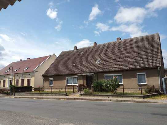 Wohnhaus mit Nebengebäuden - Leben auf dem Lande