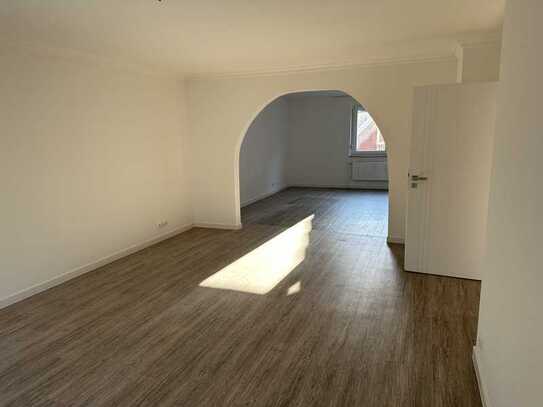 Neu renovierte 2,5-Zimmer-Wohnung mit gehobener Innenausstattung mit Balkon in Nienburg (Weser)