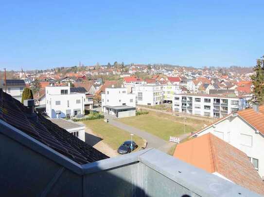 Renovierungsbedürftige 5-Zimmer-Wohnung mit Balkon und Außenstellplatz