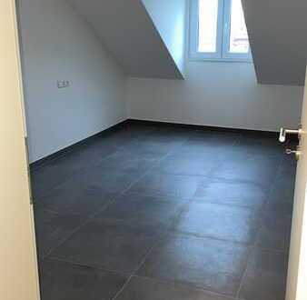 1 Zimmer (20 qm/links) in 3er WG (Dachgeschoss, neu renoviert, mit EBK) ab 01.08.23 (01726587017)