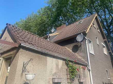 Beliebte Lage in Rheinhausen, Reiheneckhaus mit schönem Garten - Sanierungsbedürftig