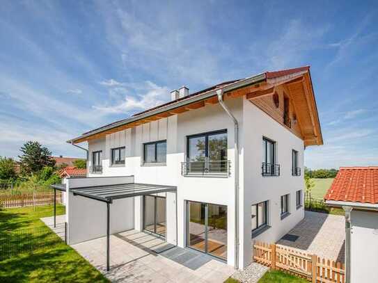 Neubau: Sonnige Haushälfte mit PV und Bergblick in idyllischer Ortsrandlage