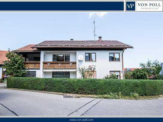 Geräumiges Haus mit Carport, Garage und zwei Wohnungen in zentraler Lage