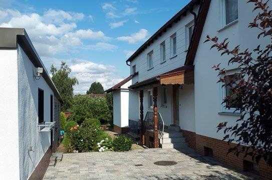 Großzügige Doppelhaushälfte mit Gartenhaus und Garage in der Saas zur Miete