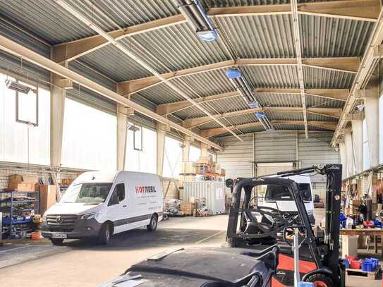 EBENERDIGE LAGERFLÄCHE / PRODUKTIONSHALLE MIT 2x10 TONNEN KRANBAHN, 8,50m DECKENHÖHE, SANITÄR+KÜCHE