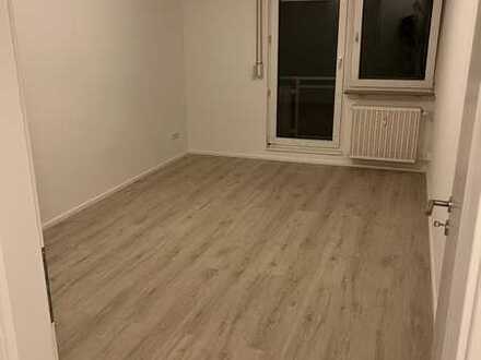 WG: Großzügige Zwei-Zimmerwohnung mit zwei Balkonen