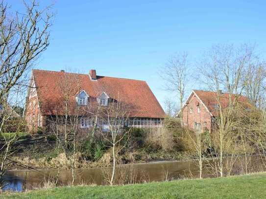 Historisches Einfamilienhaus mit großzügigem Grundstück in ruhiger Lage mit direktem Wasserzugang