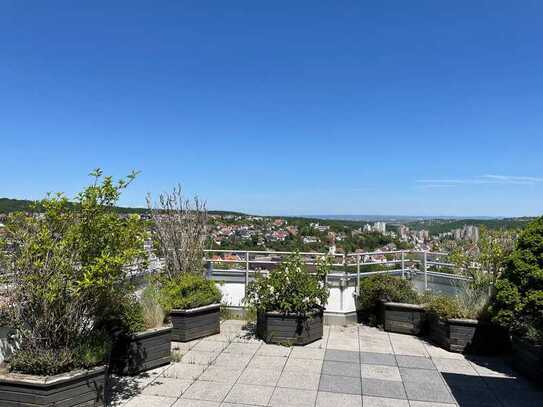 Ruhige 2-Zimmer-Penthouse-Wohnung mit großer Dachterrasse und tollem Ausblick in Waldnähe