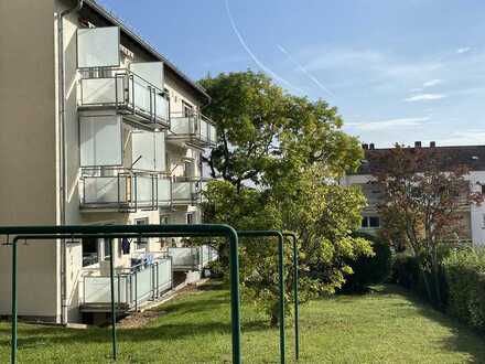 In Wiesbaden: Gepflegte Wohnung mit zwei Zimmern und Balkon