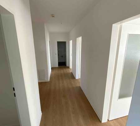 Große 3 Zimmer Wohnung mit Balkon