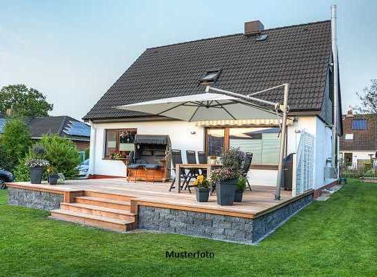 Freistehendes Einfamilienhaus mit Loggia und Garage