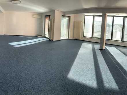 Helle Büro-/Praxisräume zu vermieten in zentraler Lage