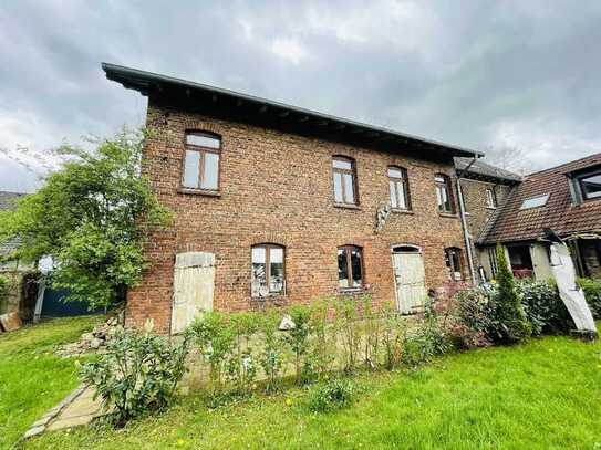 Zum Entwickeln: Ehem. Landhaus Gut mit Nebengebäude und gr. Grundstück in Metzkausen !