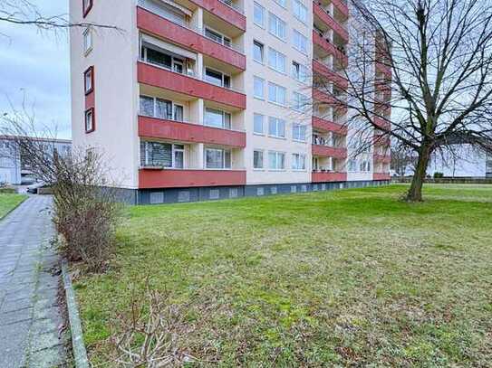 Gepflegte und geräumige 3 Zimmer -Wohnung mit Balkon und Garage.