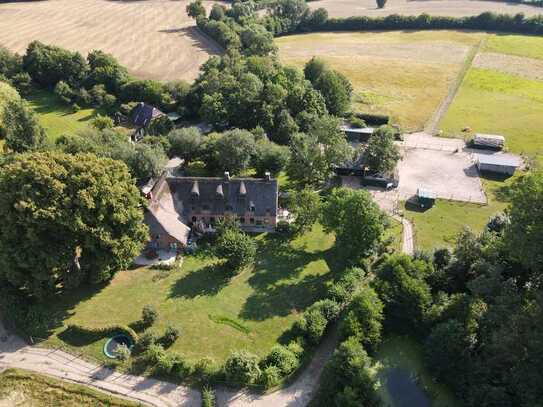 Landhaus und Hofanlage mit 7 ha Land in ruhiger, traumhafter Lage bei Kiel