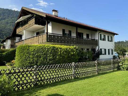 Oberau bei Garmisch-P.! Gepfl. sonnige 4 Zimmer-DG-Wohnung mit 2 Bädern, TG-Platz