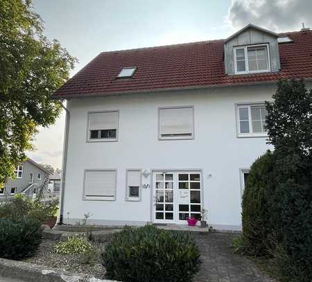 Geräumige Doppelhaushälfte mit gehobener Innenausstattung und EBK in Laupheim