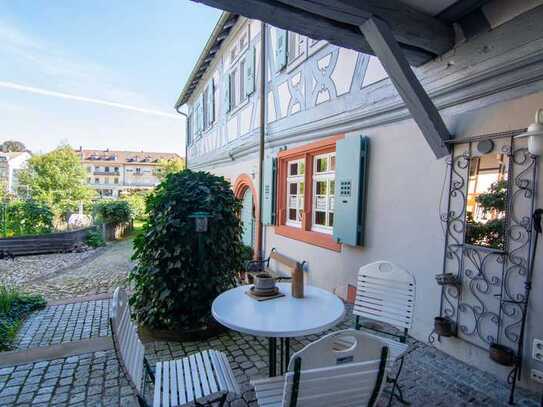 Außergewöhnliches Einfamilienhaus mit Atelier, Nebengebäude und atemberaubender Aussichtslage