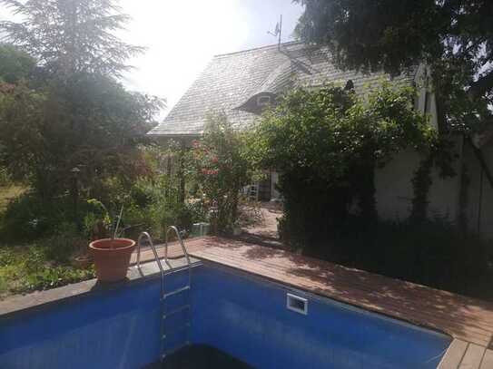 Einfamilienhaus. Großer Garten. Pool. Garagen