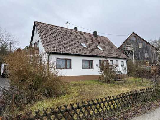 Geräumige 9-Raum-Wohnung mit Balkon