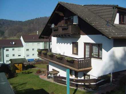Modernisierte 3-Raum-DG-Wohnung mit Balkon und Einbauküche in Breuberg